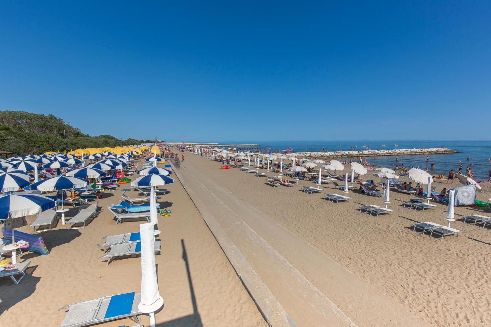 Altanea Apartments Con Piscina Caorle Luaran gambar